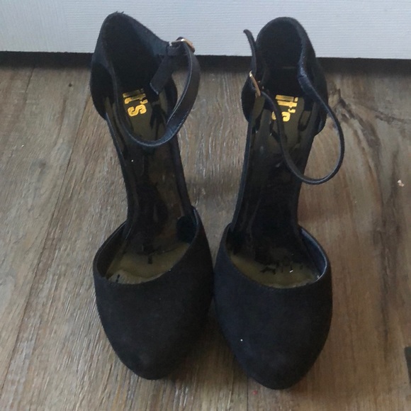 Heels and earrings - Picture 4 of 5